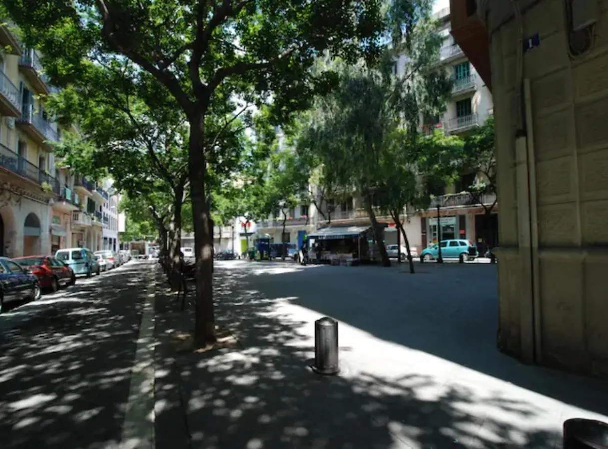 Апартаменты Ramblasrentals Cozy Renovated 2Br With Balcony Lift 20M Rambla - Parking - Wifi Барселона